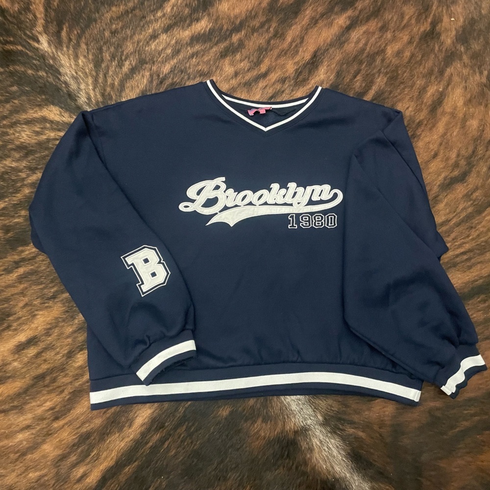 Cozy blue v-neck sweater with white lettering Size XL for a baggy fit